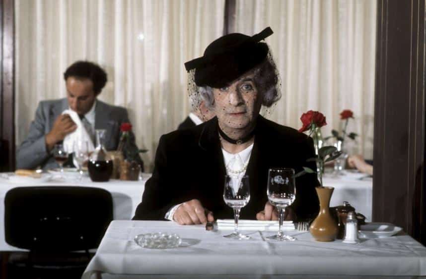 Louis de Funès déguisé dans L'aile ou la cuisse
